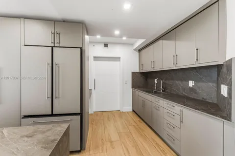 $1,295,000 | 888 Brickell Key Drive, Unit 1207, Miami, FL 33131