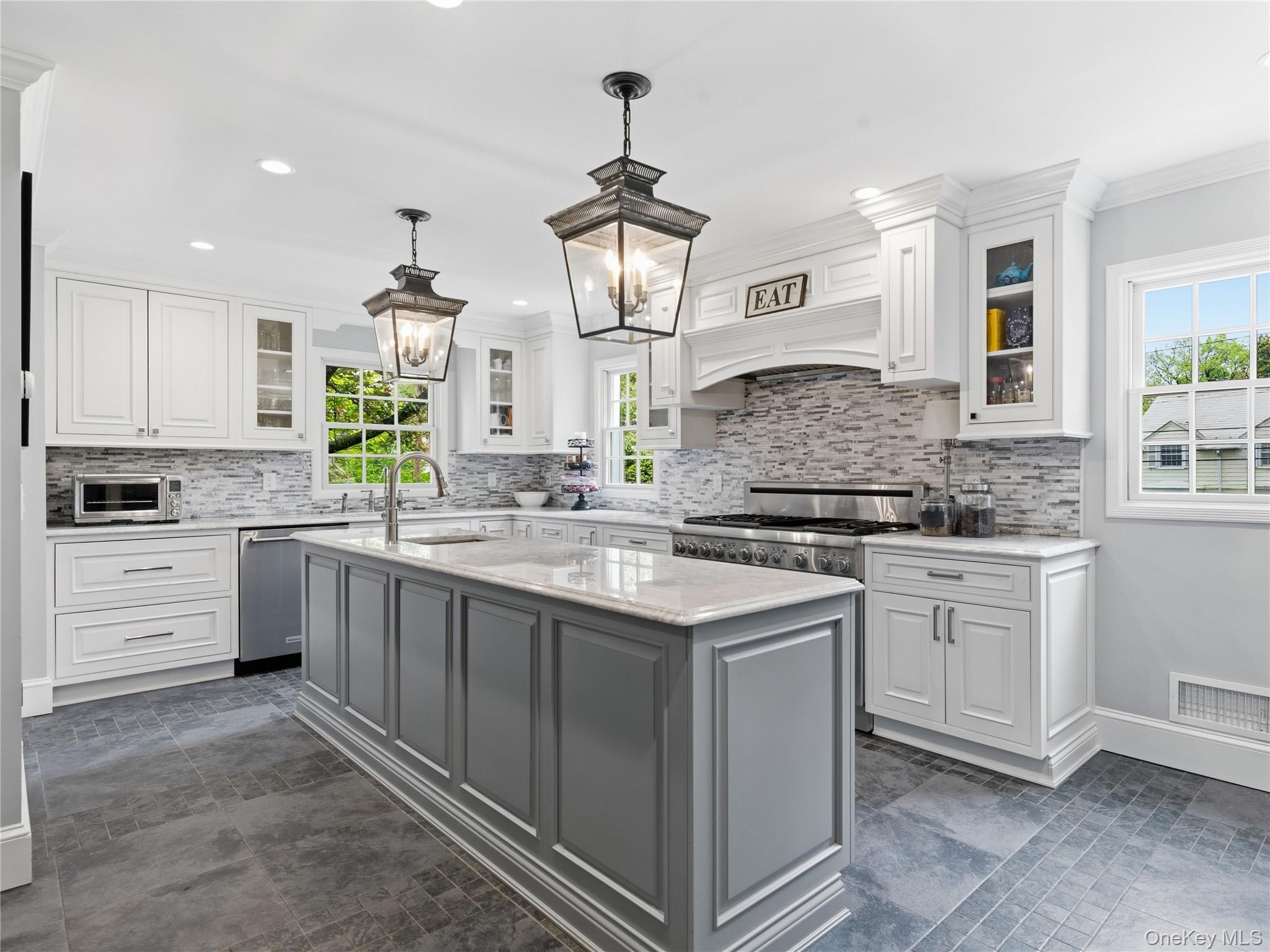 140 Remington Road Manhasset, NY 11030 - Photo 9 of 33