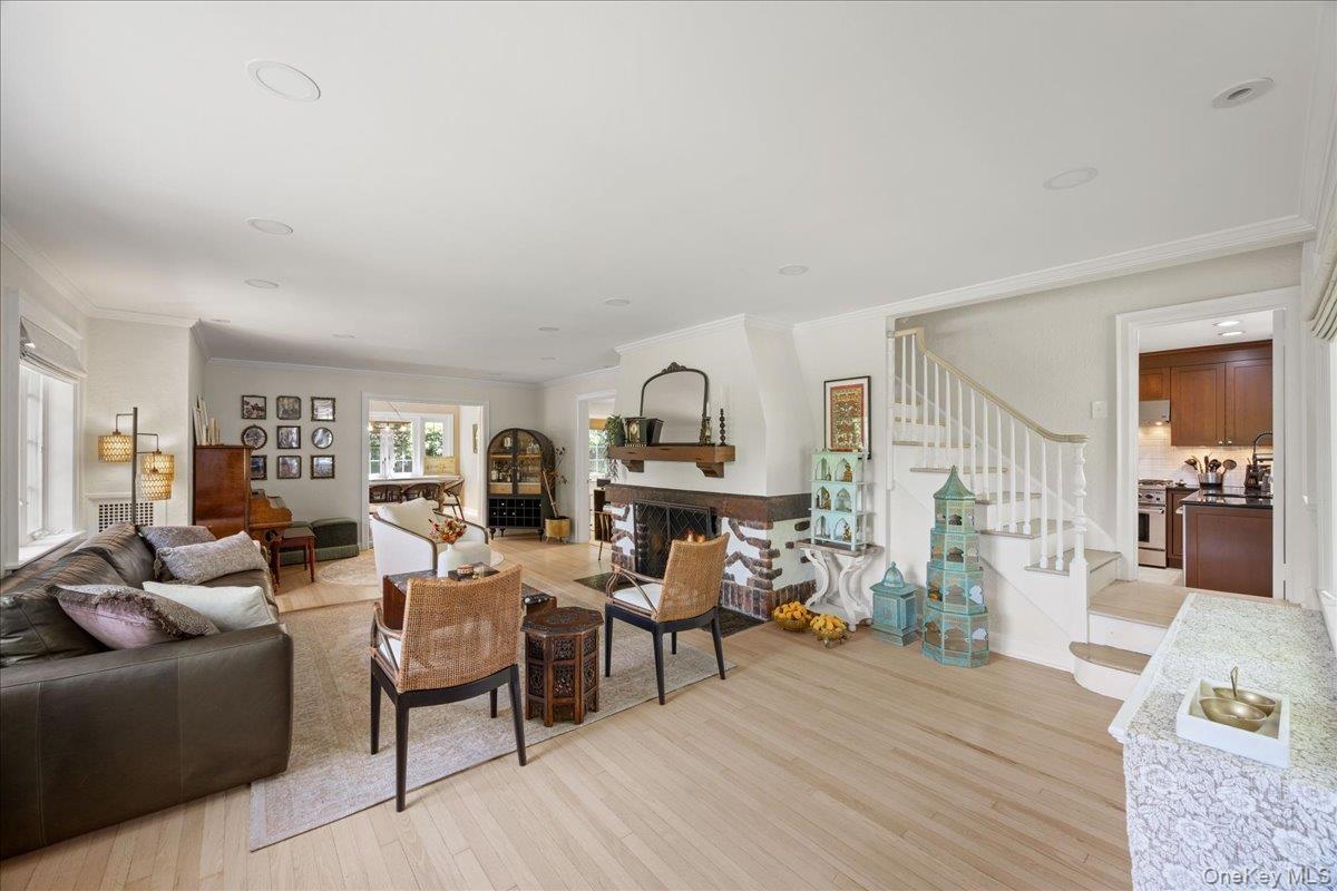 311 Lyncroft Road New Rochelle, NY 10804 - Photo 5 of 39 a living room with furniture
