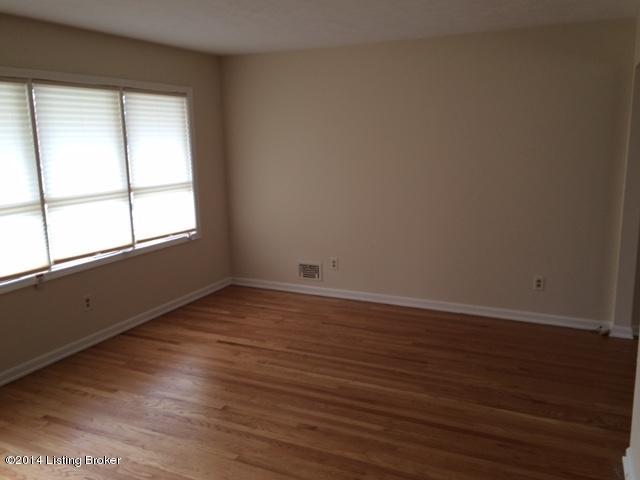 7510 Westbrook Road Louisville, KY 40258 - Photo 4 of 18 LivingRoom2