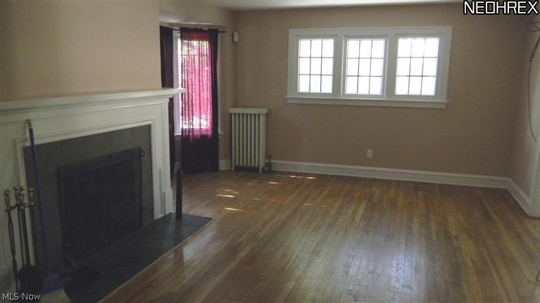 1059 Quilliams Road Cleveland, OH 44121 - Photo 4 of 11 SPACIOUS LIVING ROOM
