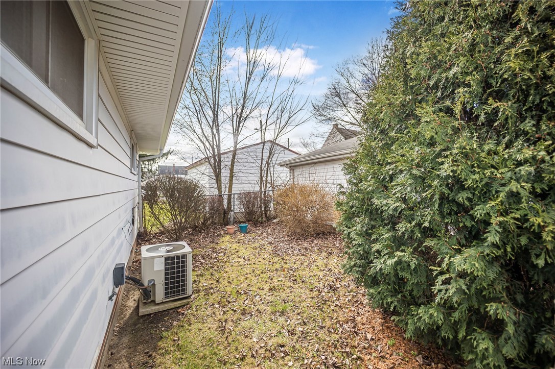 4558 Effie Road Cleveland, OH 44105 - Photo 29 of 30 View of yard featuring central AC
