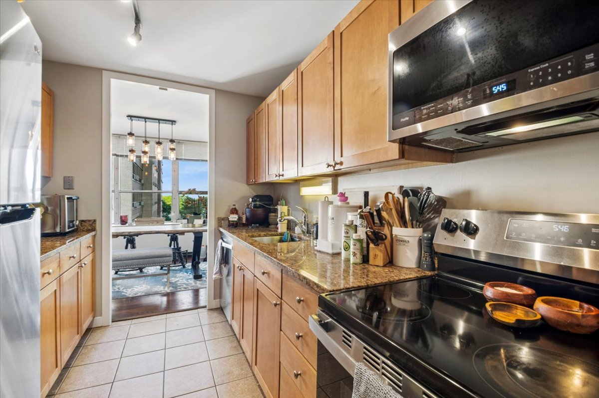 655 West Irving Park Road, Unit 402 Chicago, IL 60613 - Photo 9 of 22