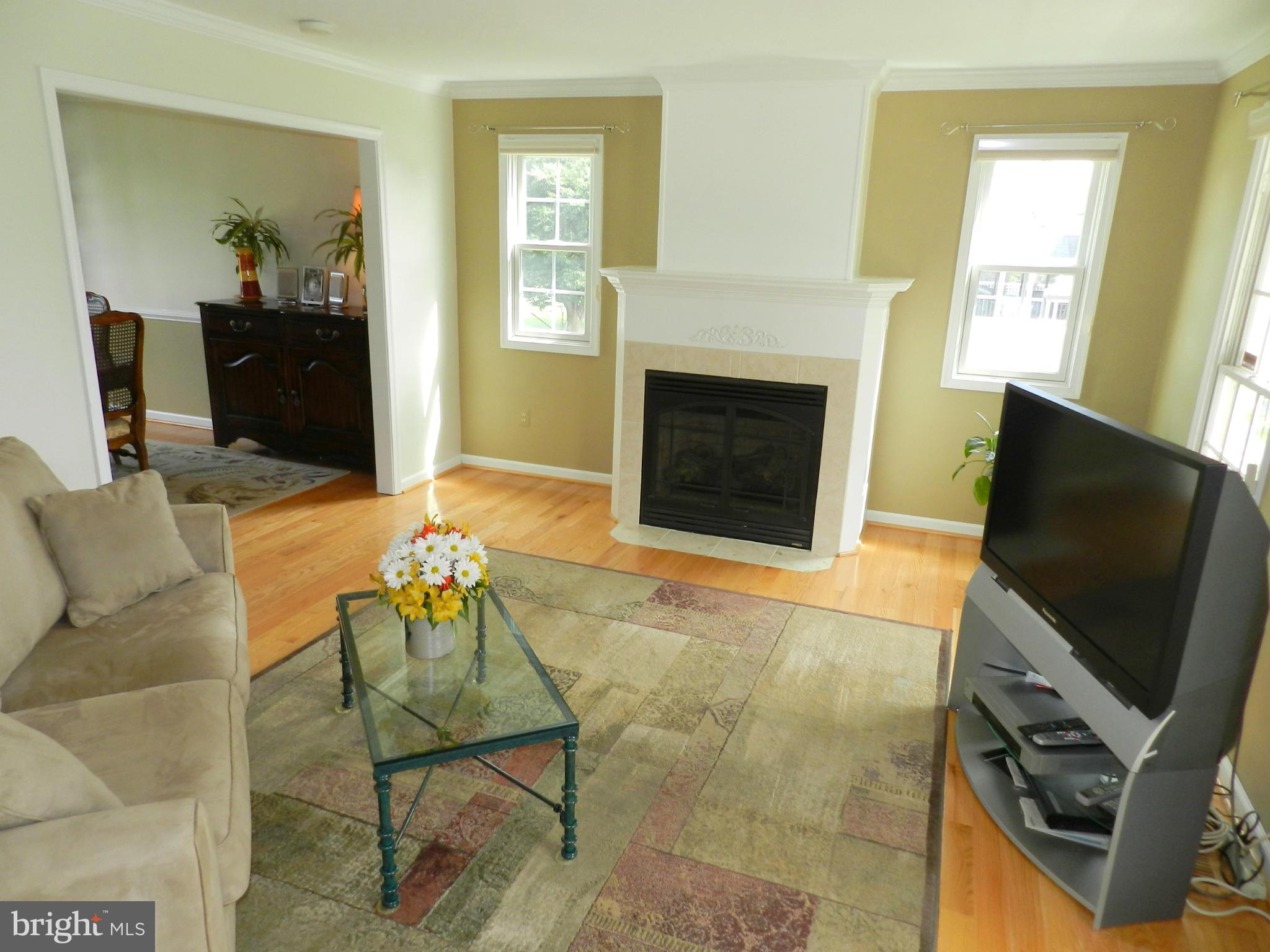 16913 Hoskinson Road Poolesville, MD 20837 - Photo 14 of 30 Living Room