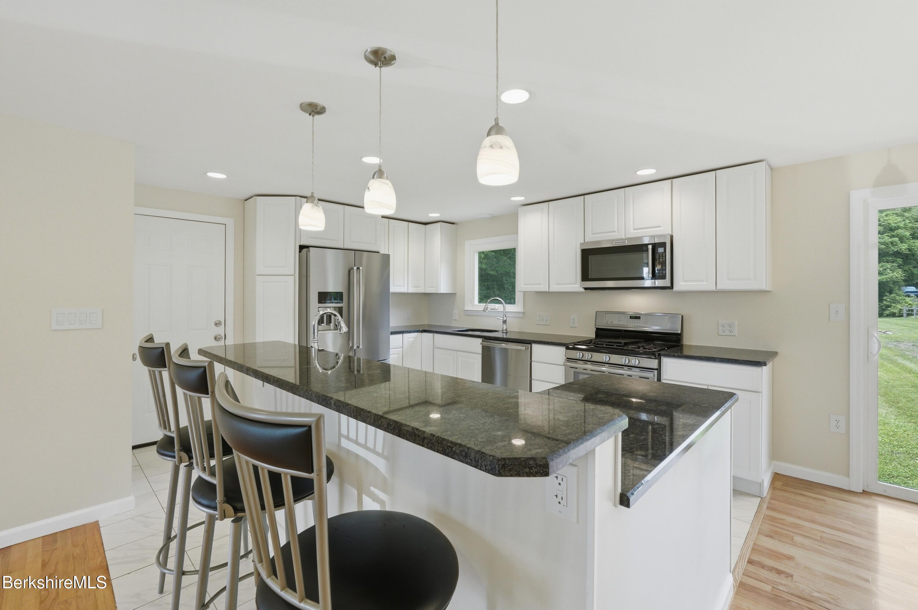 184 Melbourne Road Pittsfield, MA 01201 - Photo 9 of 36 Eat-in Kitchen