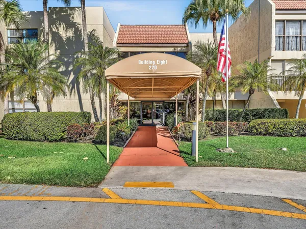 $2,200 | 220 Lakeview Drive, Unit 210, Weston, FL 33326