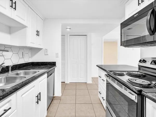 $2,200 | 220 Lakeview Drive, Unit 210, Weston, FL 33326