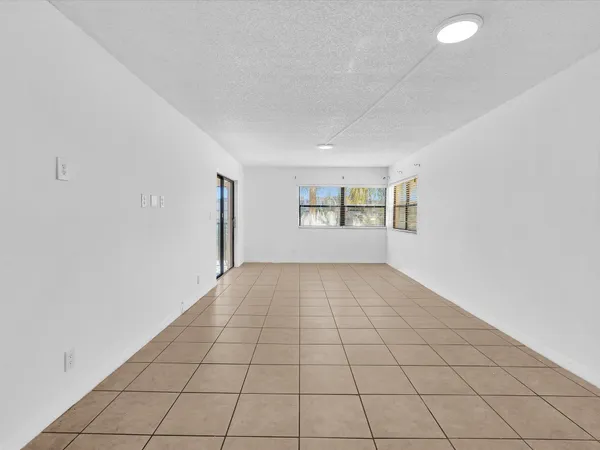 $2,200 | 220 Lakeview Drive, Unit 210, Weston, FL 33326