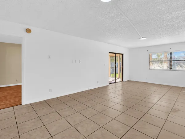 $2,200 | 220 Lakeview Drive, Unit 210, Weston, FL 33326