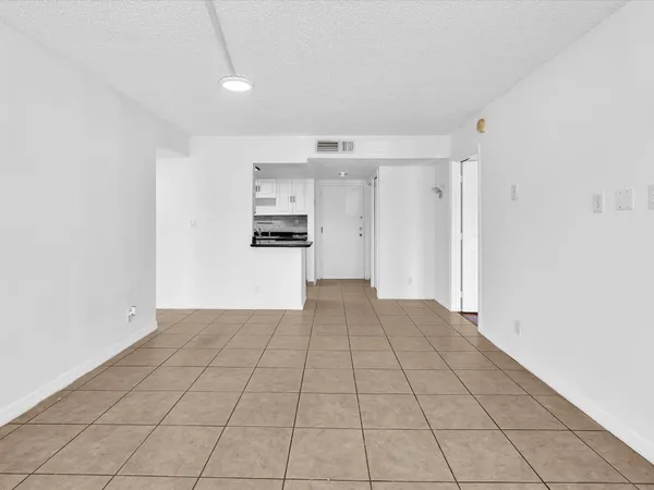 $2,200 | 220 Lakeview Drive, Unit 210, Weston, FL 33326