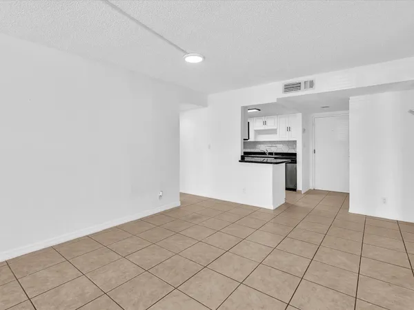 $2,200 | 220 Lakeview Drive, Unit 210, Weston, FL 33326