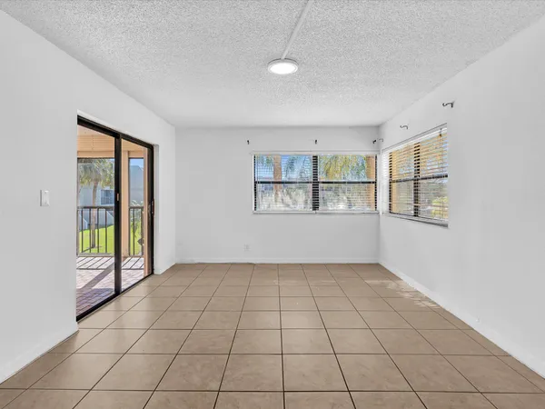 $2,200 | 220 Lakeview Drive, Unit 210, Weston, FL 33326