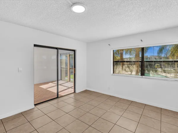 $2,200 | 220 Lakeview Drive, Unit 210, Weston, FL 33326