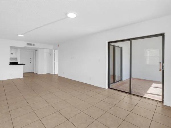 $2,200 | 220 Lakeview Drive, Unit 210, Weston, FL 33326