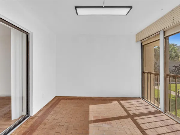 $2,200 | 220 Lakeview Drive, Unit 210, Weston, FL 33326