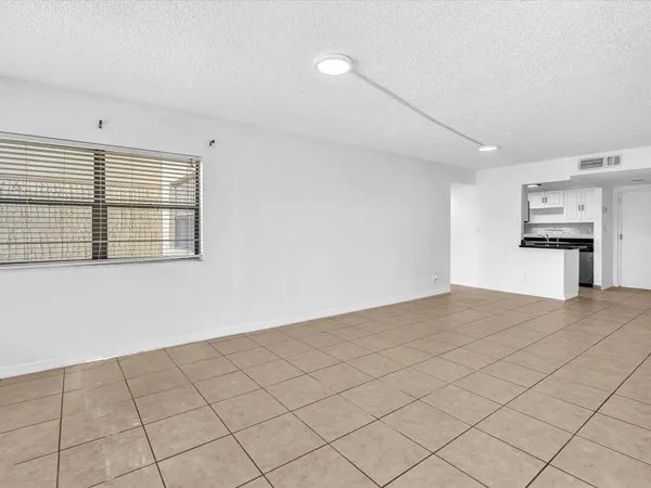 $2,200 | 220 Lakeview Drive, Unit 210, Weston, FL 33326