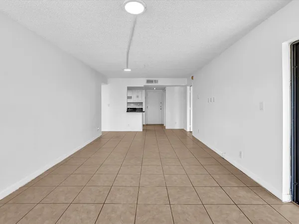 $2,200 | 220 Lakeview Drive, Unit 210, Weston, FL 33326