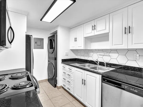 $2,200 | 220 Lakeview Drive, Unit 210, Weston, FL 33326