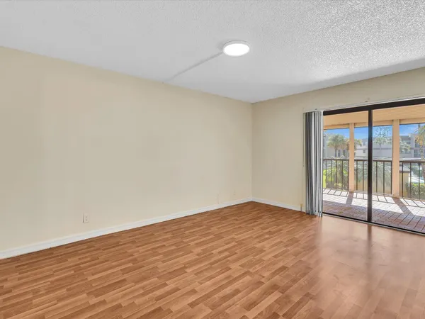 $2,200 | 220 Lakeview Drive, Unit 210, Weston, FL 33326