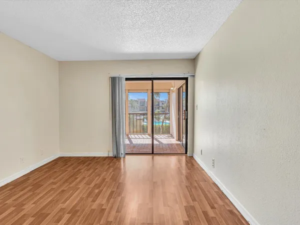 $2,200 | 220 Lakeview Drive, Unit 210, Weston, FL 33326