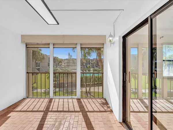 $2,200 | 220 Lakeview Drive, Unit 210, Weston, FL 33326