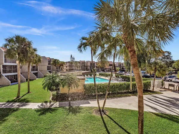 $2,200 | 220 Lakeview Drive, Unit 210, Weston, FL 33326