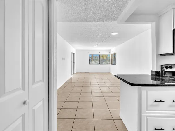 $2,200 | 220 Lakeview Drive, Unit 210, Weston, FL 33326