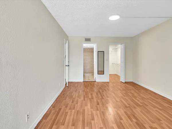 $2,200 | 220 Lakeview Drive, Unit 210, Weston, FL 33326