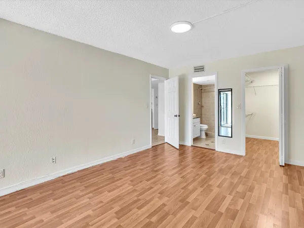 $2,200 | 220 Lakeview Drive, Unit 210, Weston, FL 33326