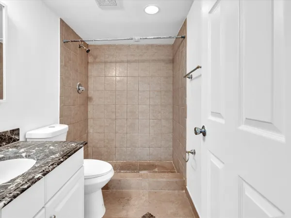 $2,200 | 220 Lakeview Drive, Unit 210, Weston, FL 33326