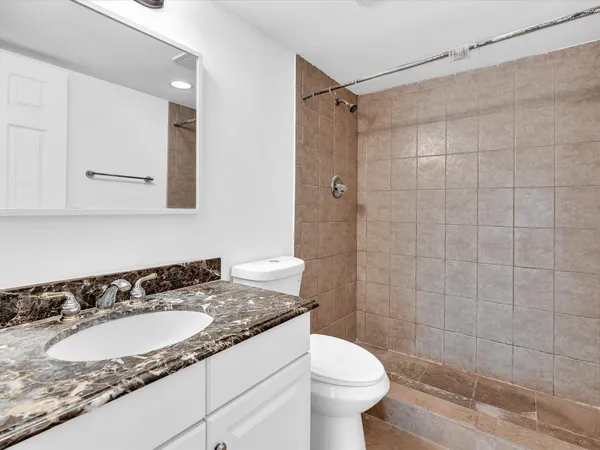 $2,200 | 220 Lakeview Drive, Unit 210, Weston, FL 33326