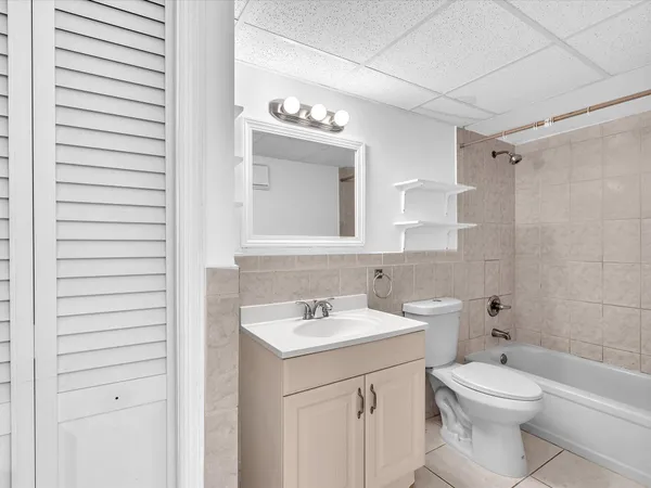 $2,200 | 220 Lakeview Drive, Unit 210, Weston, FL 33326