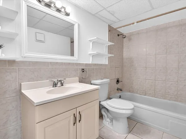 $2,200 | 220 Lakeview Drive, Unit 210, Weston, FL 33326