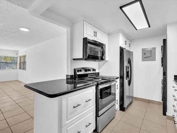 $2,200 | 220 Lakeview Drive, Unit 210, Weston, FL 33326