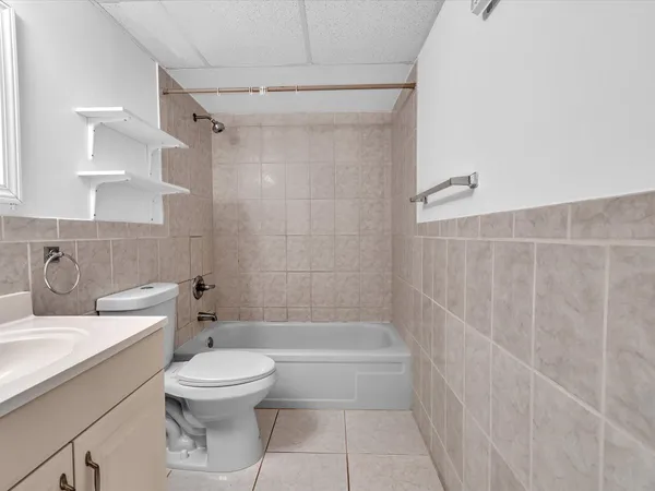 $2,200 | 220 Lakeview Drive, Unit 210, Weston, FL 33326