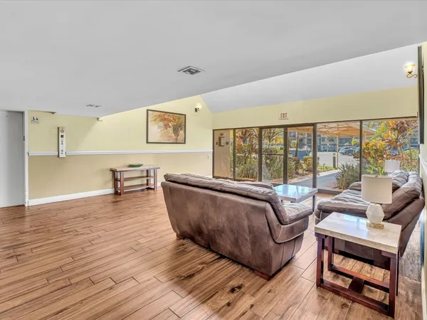 $2,200 | 220 Lakeview Drive, Unit 210, Weston, FL 33326