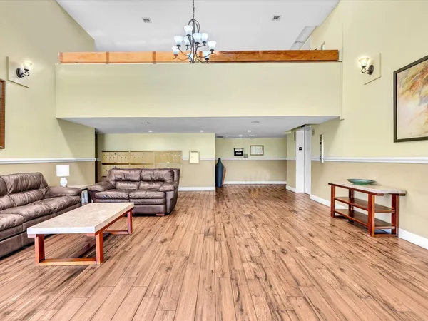 $2,200 | 220 Lakeview Drive, Unit 210, Weston, FL 33326