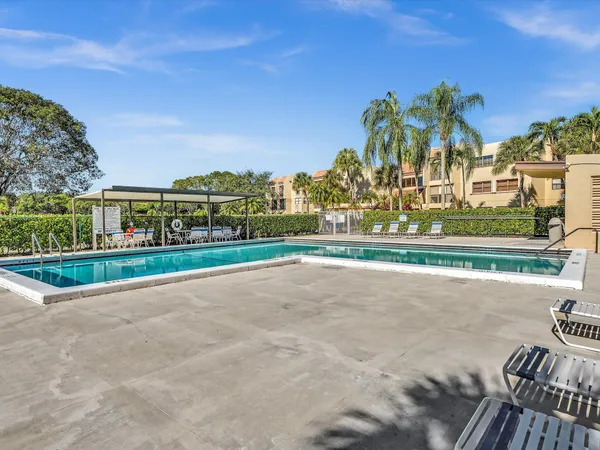 $2,200 | 220 Lakeview Drive, Unit 210, Weston, FL 33326