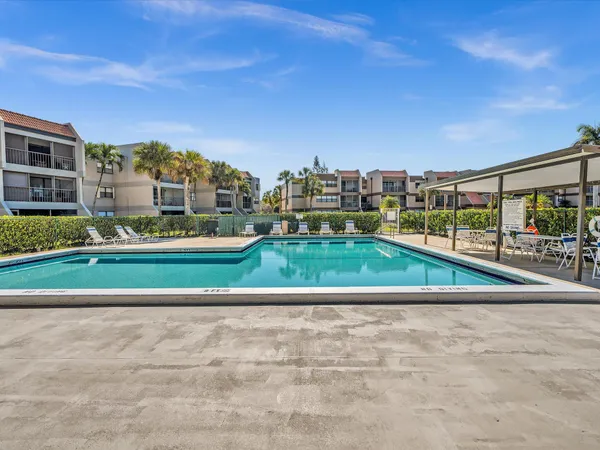 $2,200 | 220 Lakeview Drive, Unit 210, Weston, FL 33326