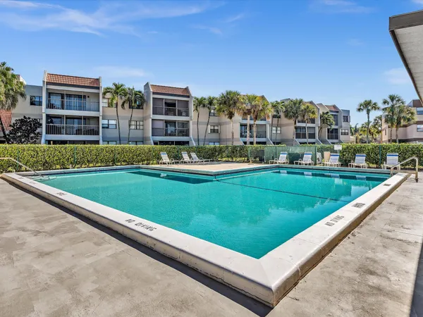 $2,200 | 220 Lakeview Drive, Unit 210, Weston, FL 33326