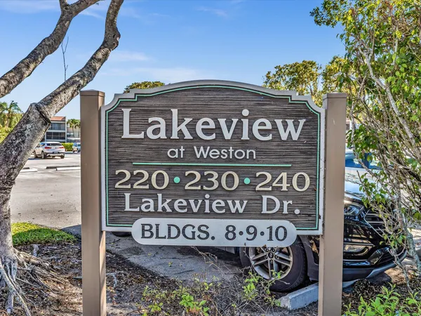 $2,200 | 220 Lakeview Drive, Unit 210, Weston, FL 33326