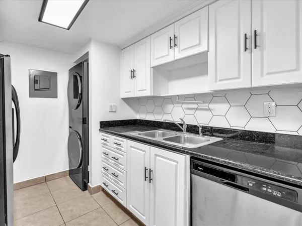 $2,200 | 220 Lakeview Drive, Unit 210, Weston, FL 33326