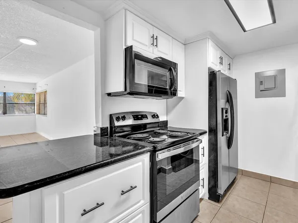 $2,200 | 220 Lakeview Drive, Unit 210, Weston, FL 33326