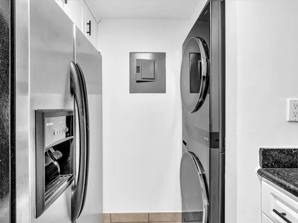 $2,200 | 220 Lakeview Drive, Unit 210, Weston, FL 33326