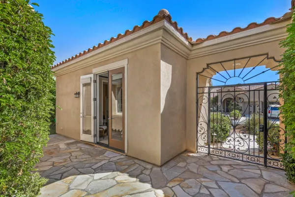 a view of a house with entryway and a yard