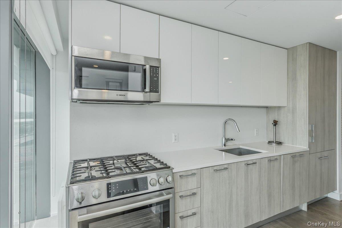 131-03 40 Road, Unit 9N Queens, NY 11354 - Photo 4 of 19