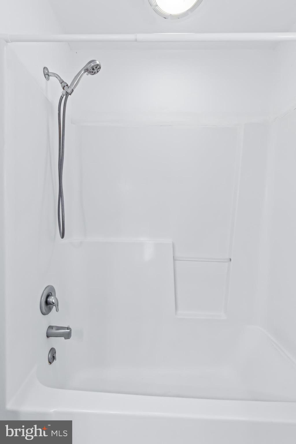 403 Cardinal Road Lititz, PA 17543 - Photo 17 of 29 a bathroom with a bathtub