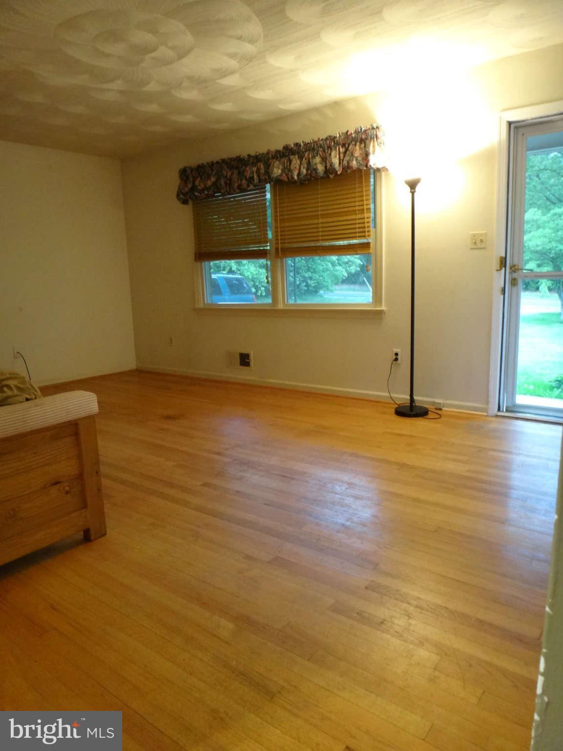 10489 Gorman Road Laurel, MD 20723 - Photo 16 of 20 Living Room