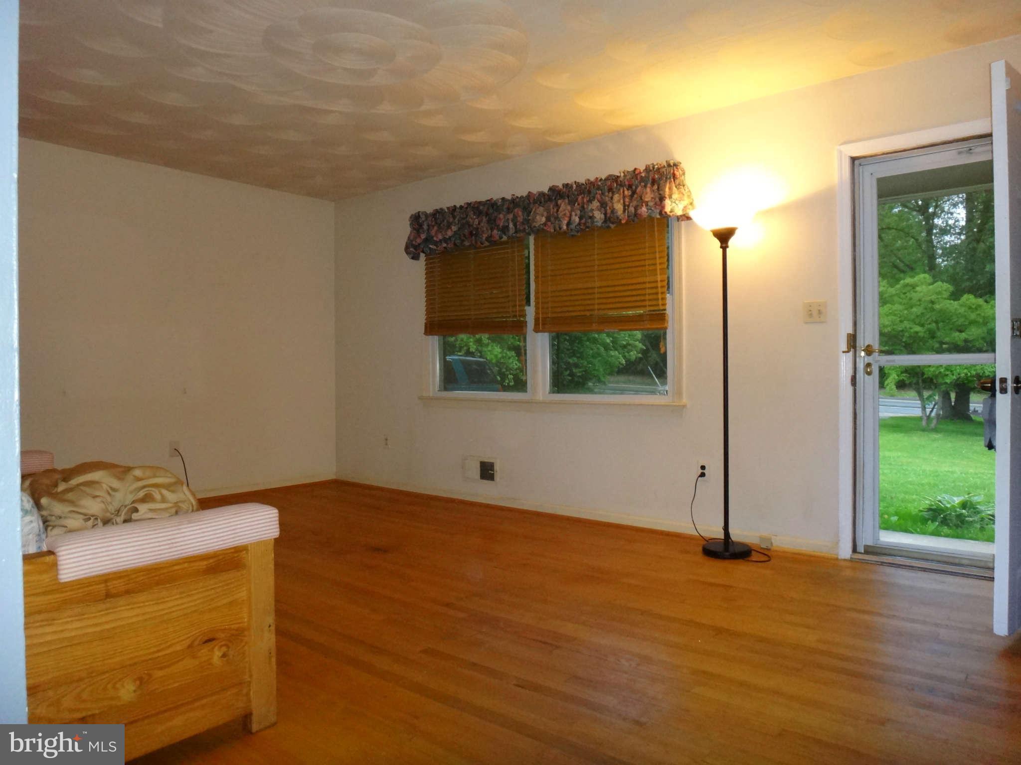 10489 Gorman Road Laurel, MD 20723 - Photo 6 of 20 Living Room