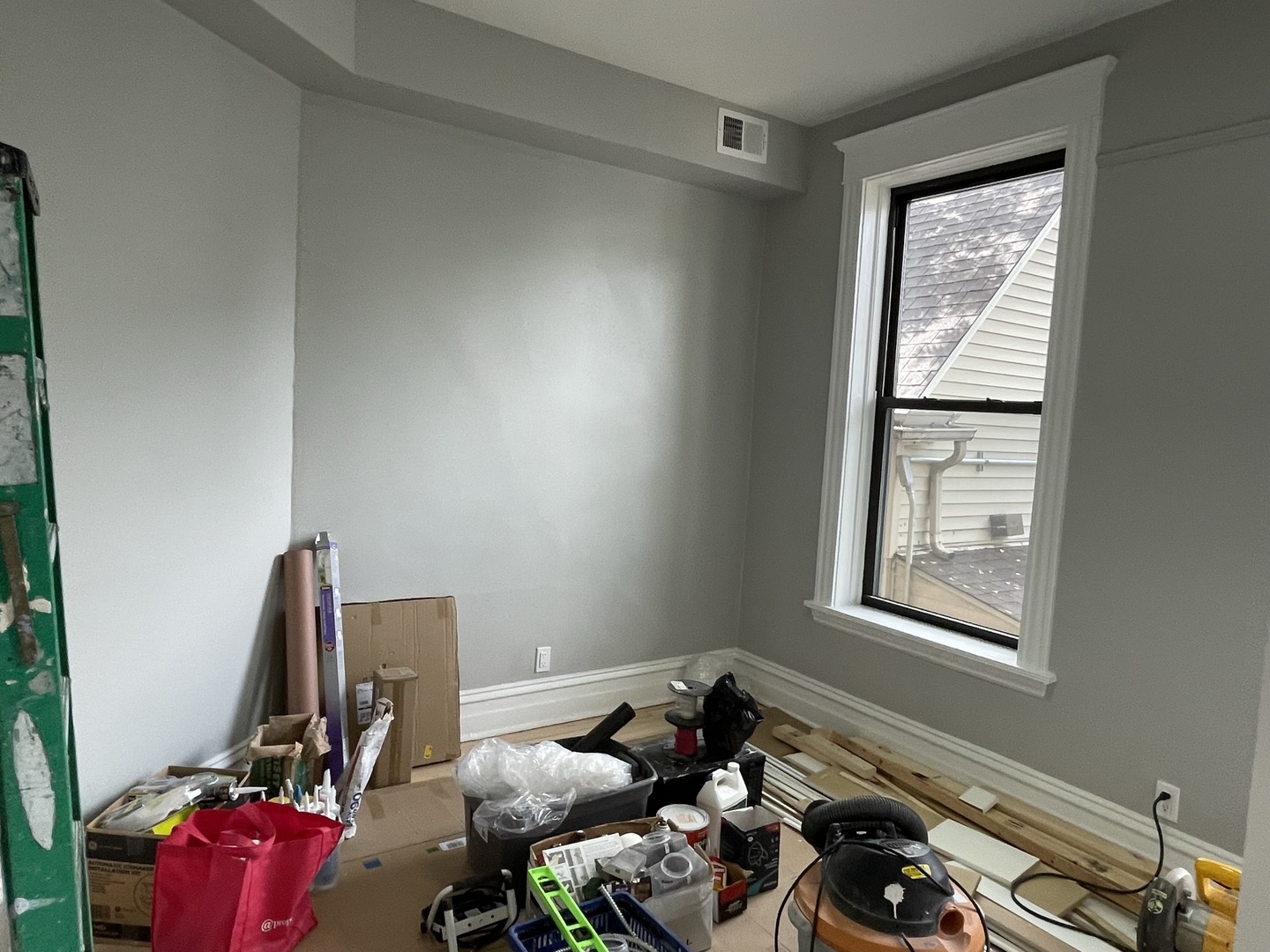 4032 North Wolcott Avenue, Unit 2R Chicago, IL 60613 - Photo 5 of 10 a room with furniture toys and a window